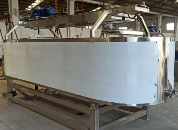 公司新增奶酪制作設(shè)備—不銹鋼奶酪槽、奶油摔打機(jī)